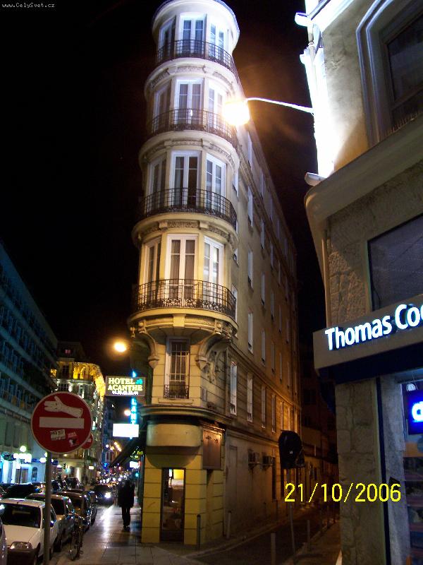 Foto: Nice-Zaj�mav� d�m ve tvaru \"V\" v Nice.