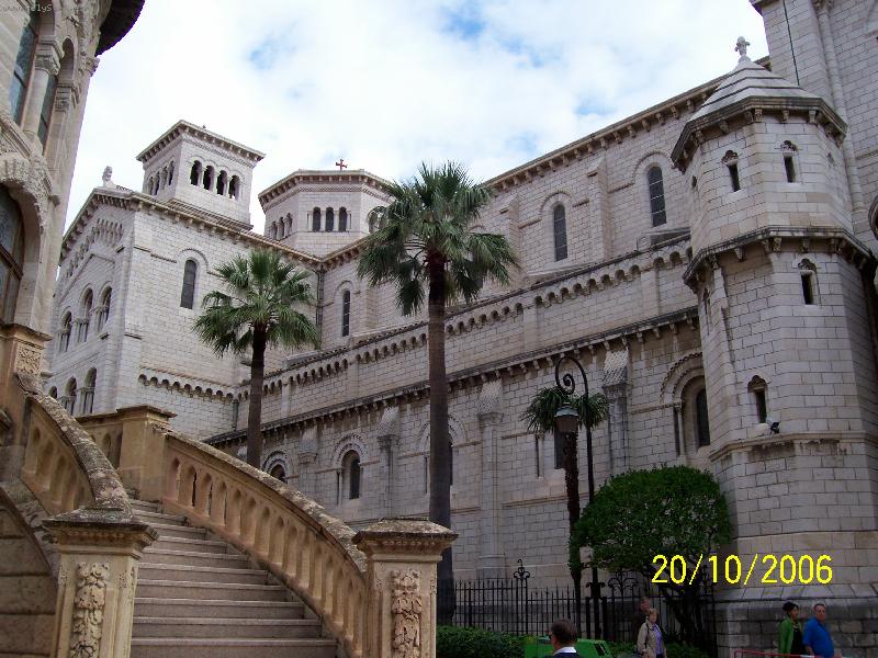 Foto: Monako-Katedr�la kde odpo��vaj� monack� kn�ata.