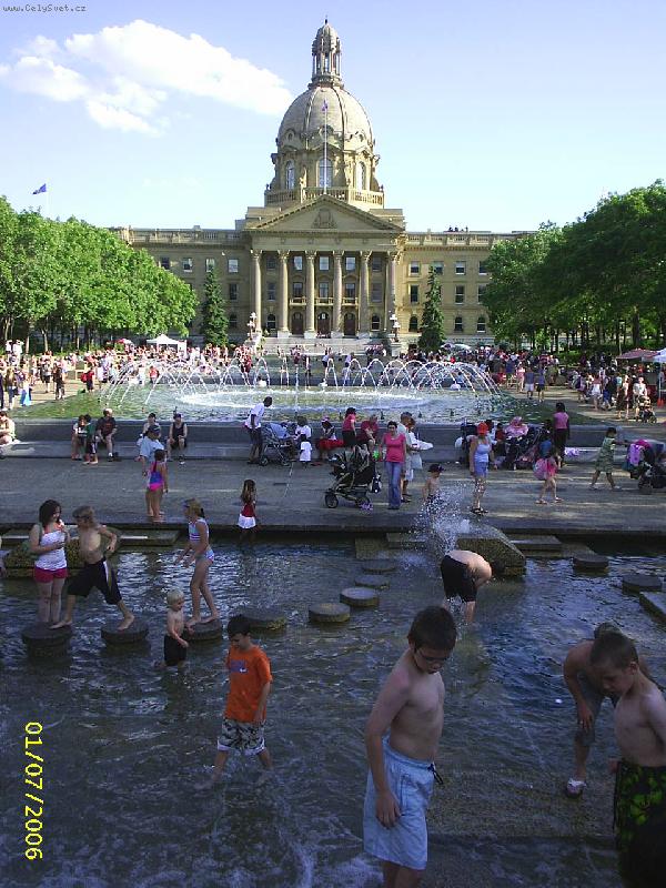 Foto: oslavy Canada Day pred provincni vladni budovou