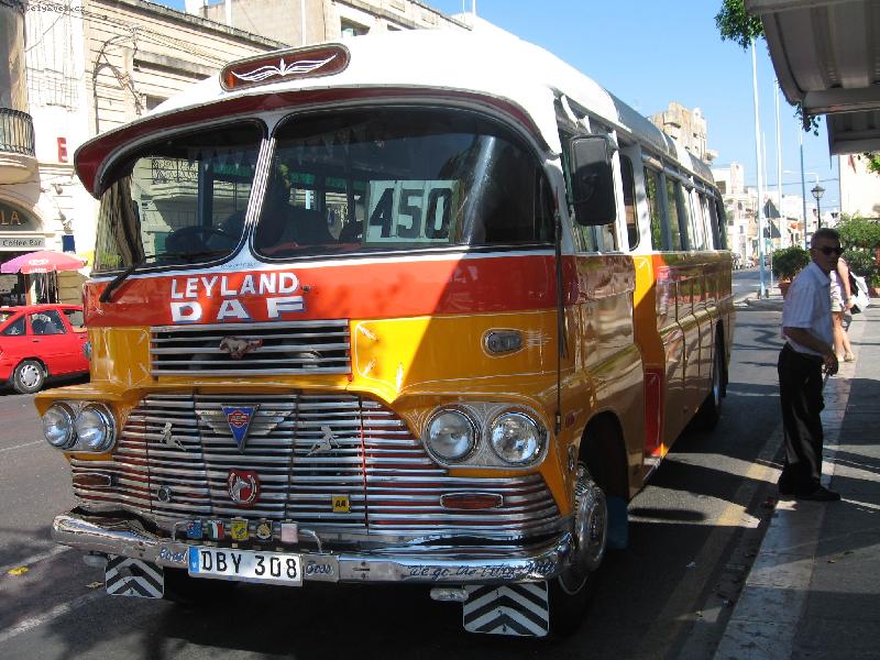 Foto: star�,ale kr�sn� autobus