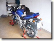 Pani�ka m� posadila na motorku