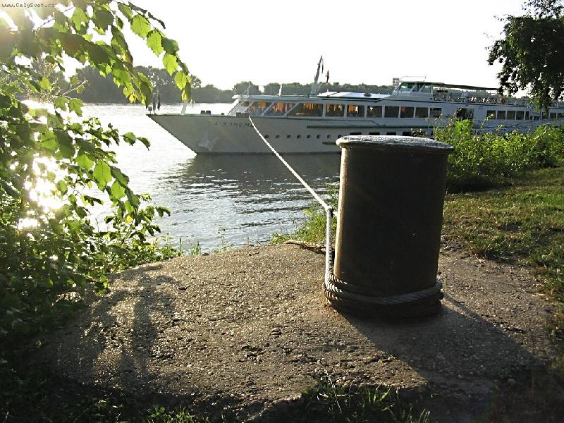 Foto: Pouto  se  zem� ...-ukotven� lo�