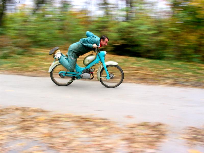 Foto: veter�n v akci( ten moped)-i tak se d� jezdit