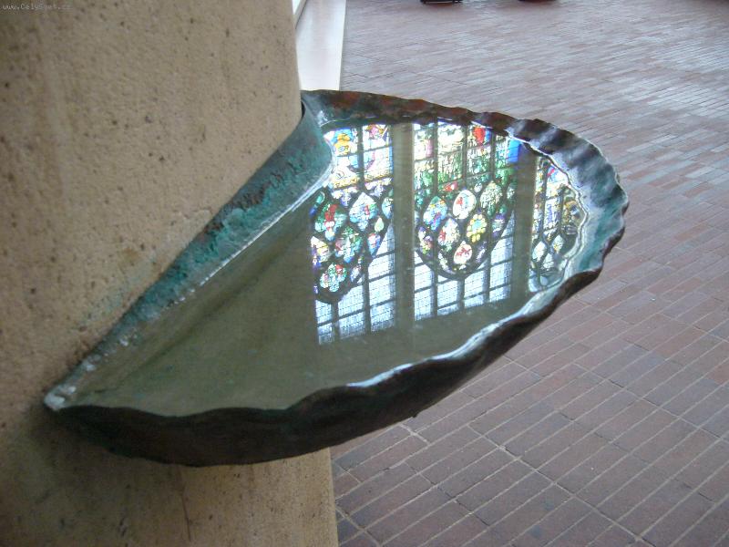 Foto: Sv�cen� voda ve francouzsk�m kostele