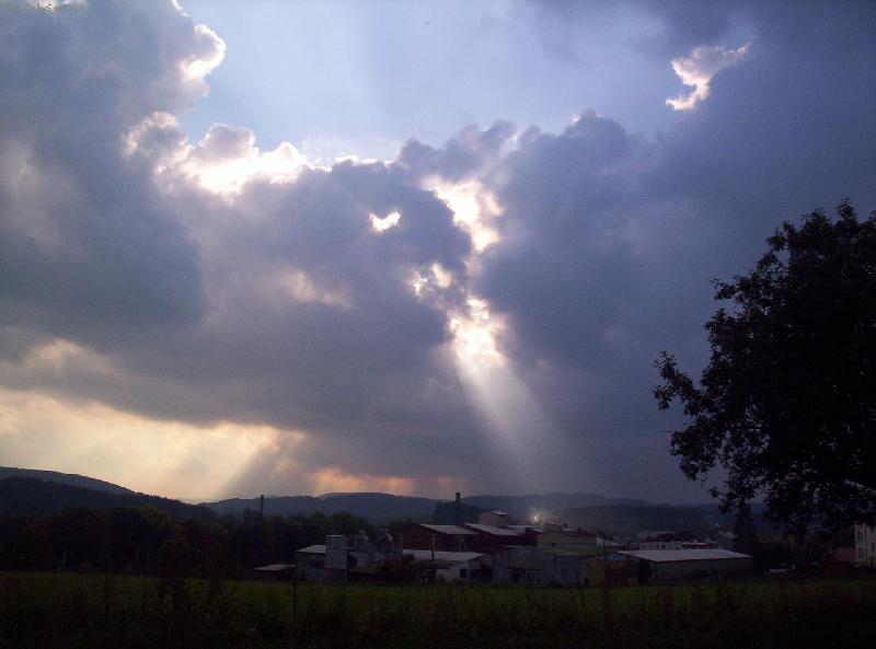 Foto: nebe nad hlavou-slune�n� paprsky prod�raj�c se srkz mraky