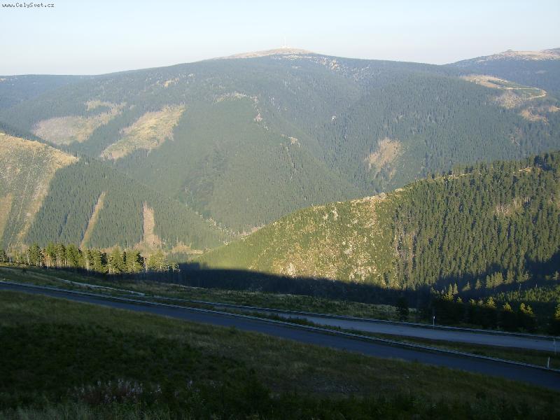 Foto: Hrub� Jesen�k-pohled do �dol� pod Prad�dem