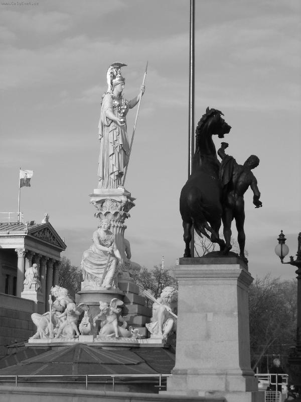 Foto: P�ed v�de�sk�m Parlamentem