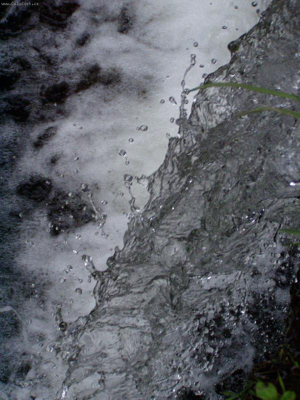 Foto: A voda pad�.............