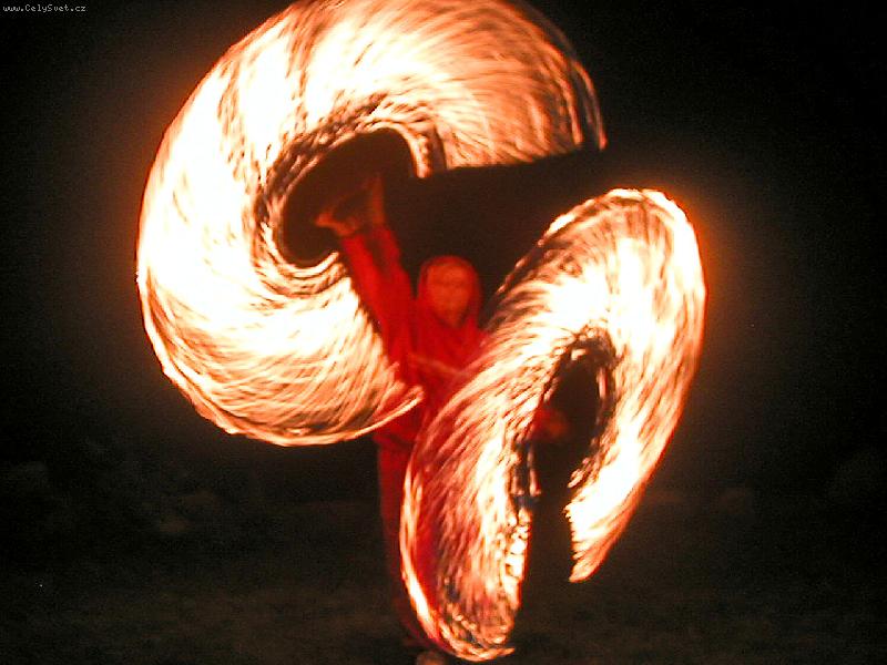 Foto: Ohniv� show-..poctiv�ho nic nep�l�..