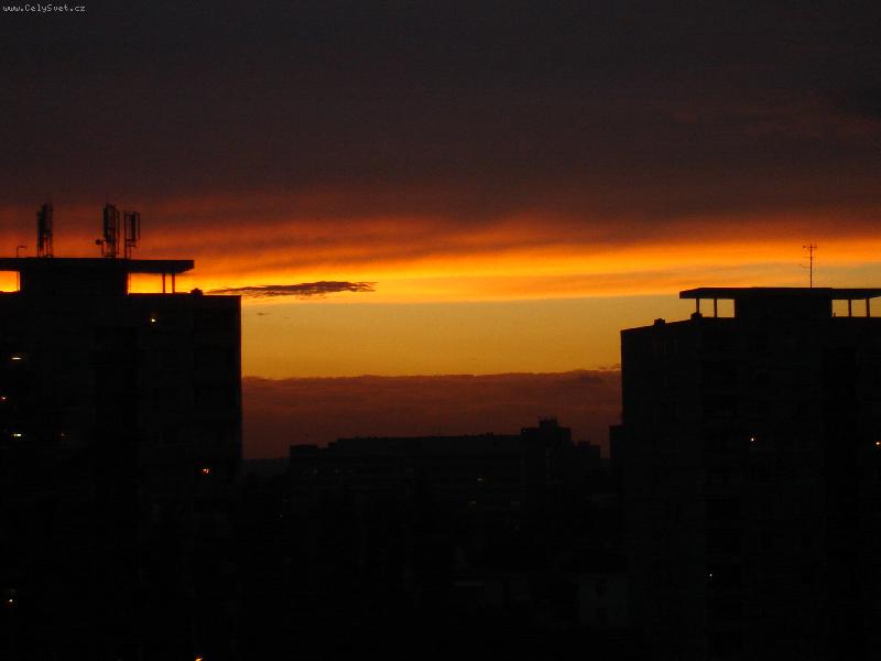 Foto: Z�pad slunce za panel�ky