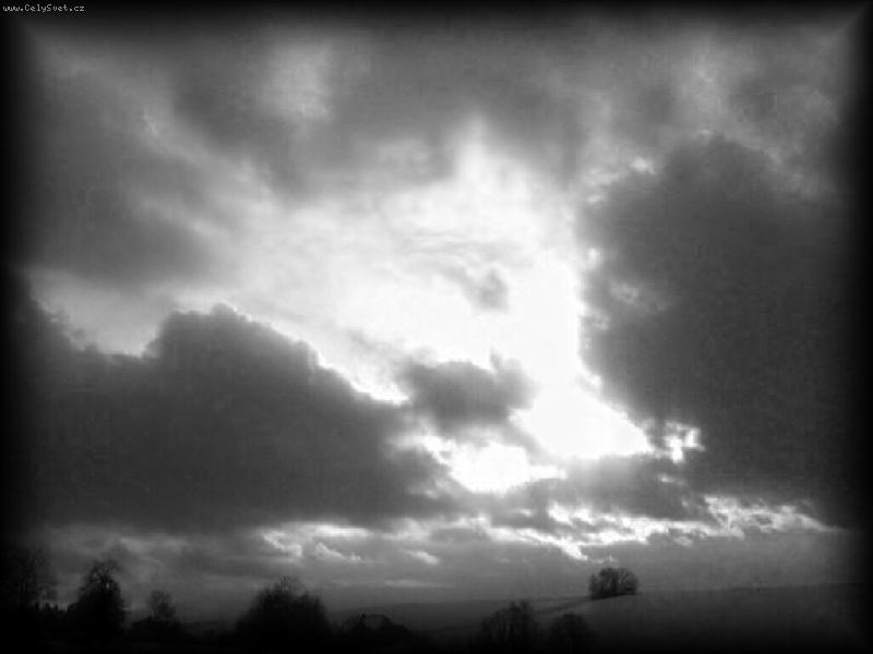 Foto: Obloha v �ern�m