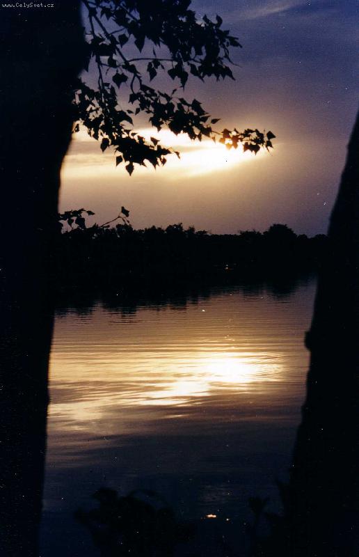 Foto: Ned�le ve�er..-jezero Sadsk�..