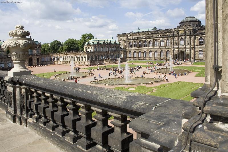 Foto: Zwinger-pohled z terasy na Zwinger