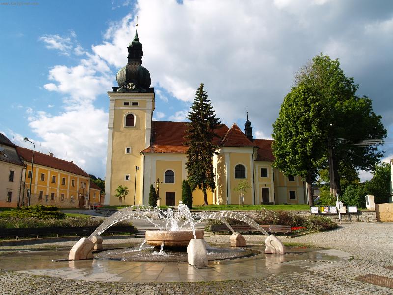 Foto: N�m�st�-ka�na a kostel