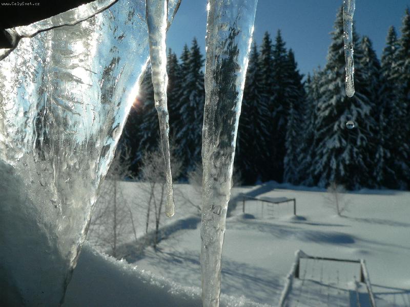 Foto: Vzpom�nka na zimu-Zachycena kapka padaj�c� z rampouchu