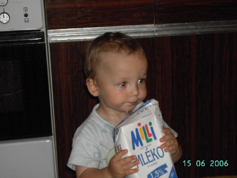 Foto: Ml�ko mi moc chutn�