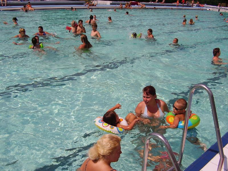 Foto: Nechcete se p�idat?-M�stn� baz�n v oble�en�