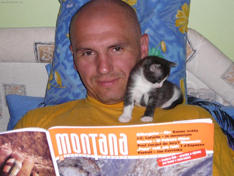 Foto: V�ichni �teme Montanu-2 m�s��n� Jo�inka zat�m "horolez��" jen po pol�t���ch, ale p�ed span�m si v�dycky prohl�dne novou Montanu.