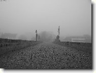 P�seck� most v rann� mlze