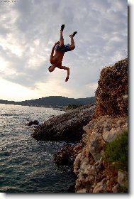 skok ze sk�ly na ostrov� Cres