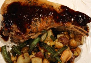 Recept online: Kotletky  na v�n� se zeleninou: Sma�en� kotletky v om��ce ze zeleniny , oliv, provens�lsk�ho ko�en� a b�l�ho v�na