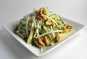 Recept online: Sal�t z ovoce a zeleniny: Chutn� a zdrav� - jablka a celer  s citr�nem, o�echy a majon�zou